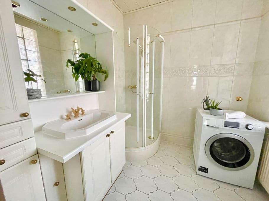 110m2 Stylish 4 Bedroom Apartment Wien