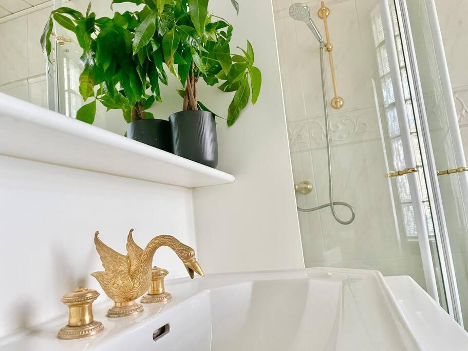 110m2 Stylish 4 Bedroom Apartment *